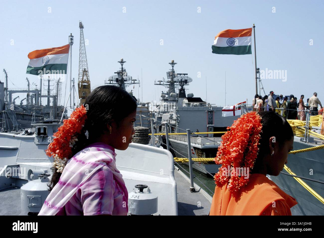 Ragazze con fiori nei capelli sul ponte della nave da guerra indiana, Bombay ora Mumbai, Maharashtra, India, Asia Foto Stock