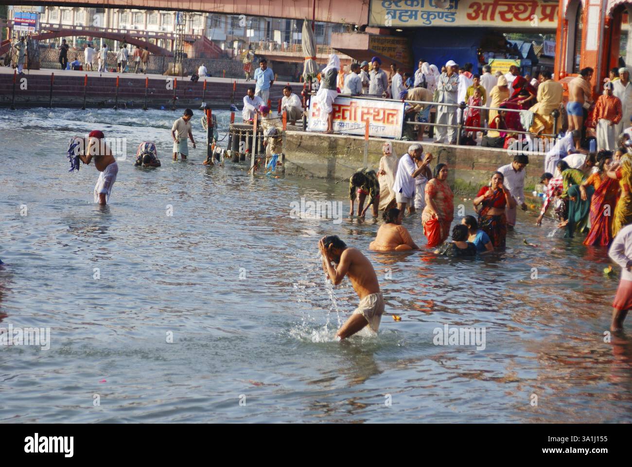 Persone che fanno il bagno sacro a Har Ki Pauri, Haridwar, Uttar Pradesh, India, Asia Foto Stock
