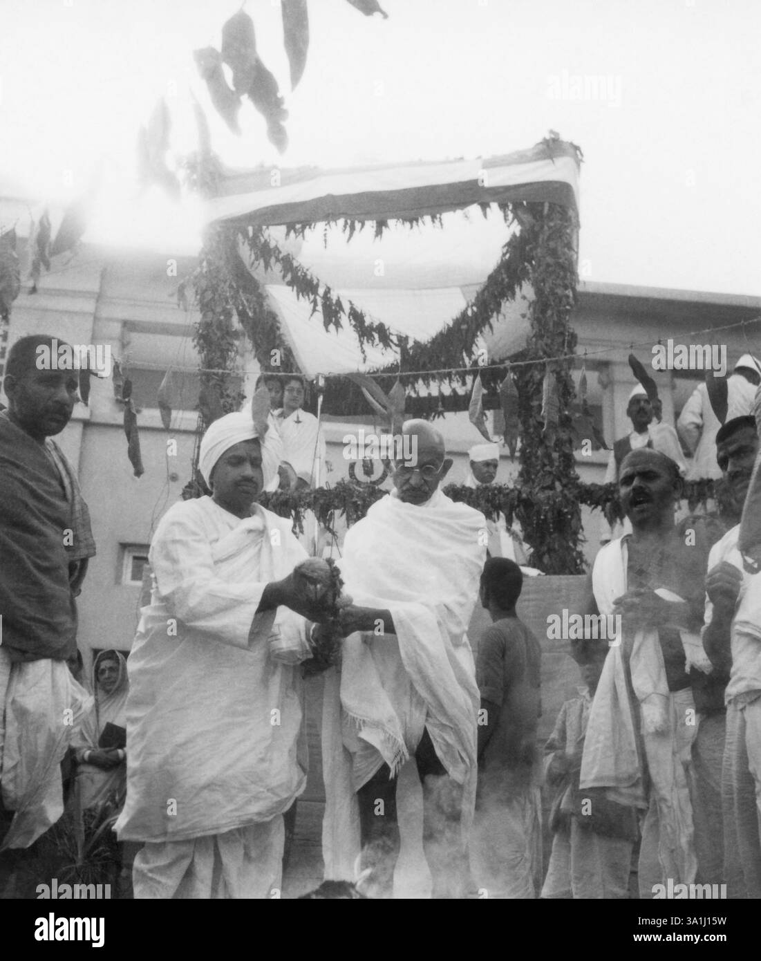 Mahatma Gandhi durante la cerimonia di apertura del Kamla Nehru Memorial Hospital ad Allahabad, 28 febbraio 1941, India NO MR Foto Stock