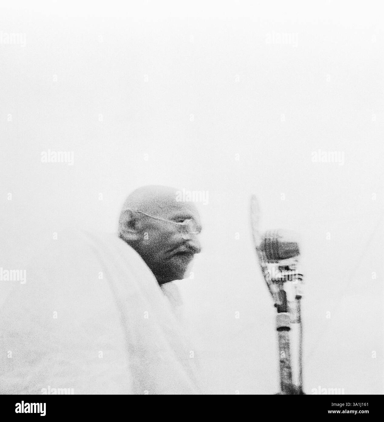 Mahatma Gandhi parla con un mike, Mumbai, 1945 anni, India NO MR Foto Stock
