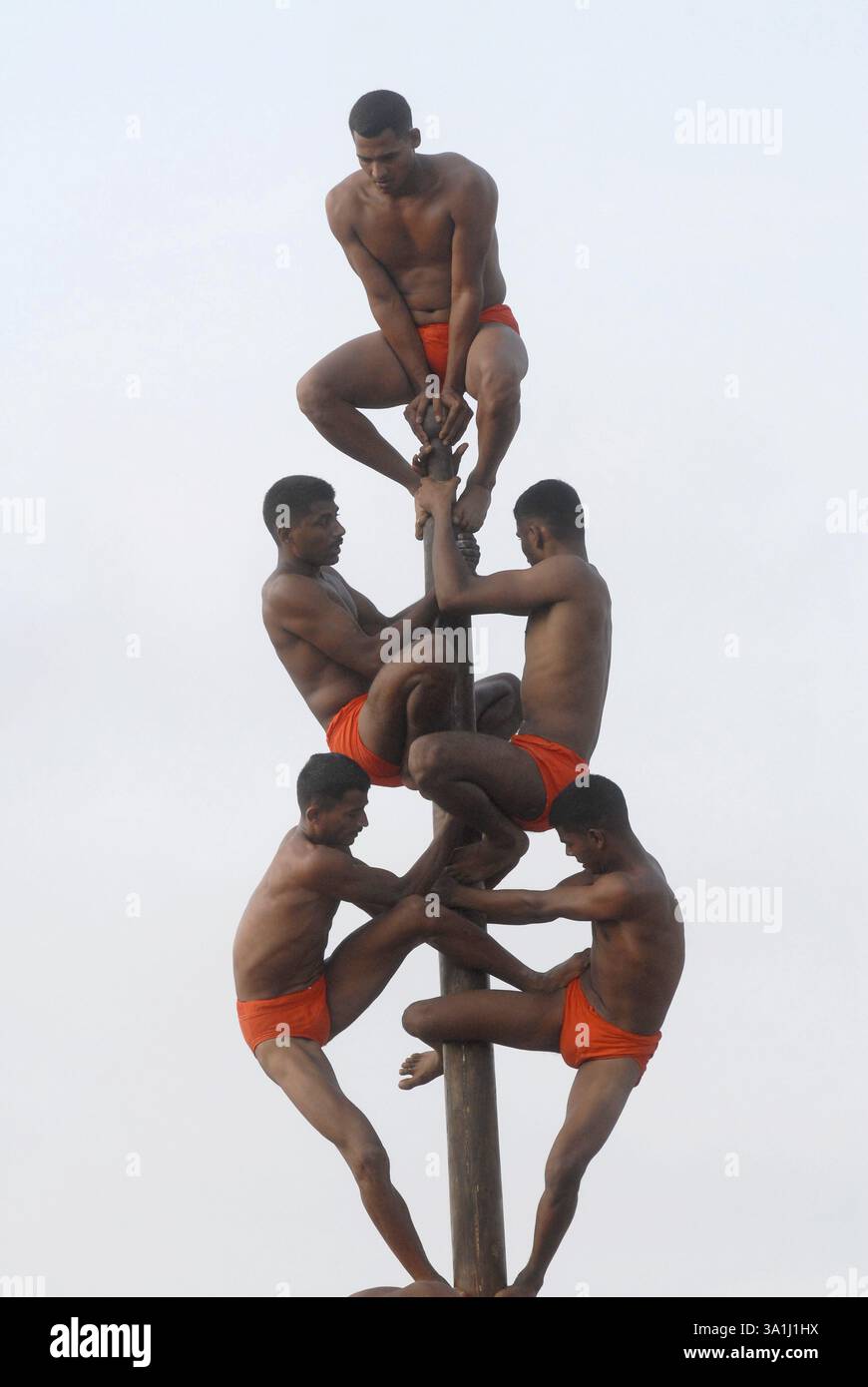 Spettacolo di Malkhamb, l'antica forma di ginnastica indiana durante l'annuale spettacolo di tatuaggi della polizia di Mumbai al Parco Shivaji a Bombay ora Mumbai, Maharash Foto Stock