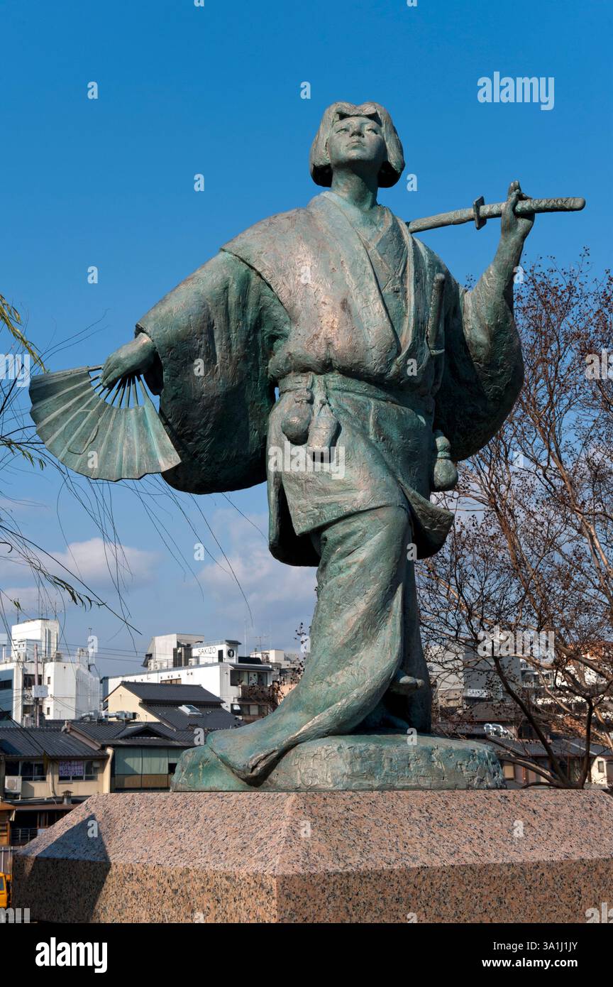 Statua del fondatore della danza kabuki, Izumo no Okuni, intrattenitore e fanciulla del santuario, che si esibì a Kyoto. Vedere l'immagine di Alamy 3A1J1D6 per la targa commemorativa. Foto Stock