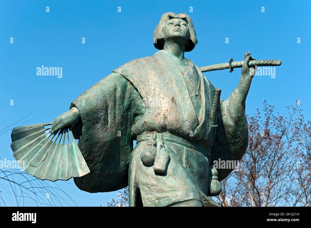 Statua del fondatore della danza kabuki, Izumo no Okuni, intrattenitore e fanciulla del santuario, che si esibì a Kyoto. Vedere l'immagine di Alamy 3A1J1D6 per la targa commemorativa. Foto Stock