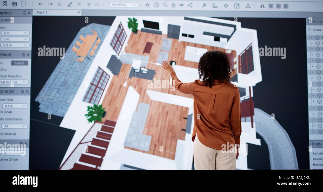Architetto che utilizza software 3D per l'analisi della planimetria della casa per la ristrutturazione. Foto Stock