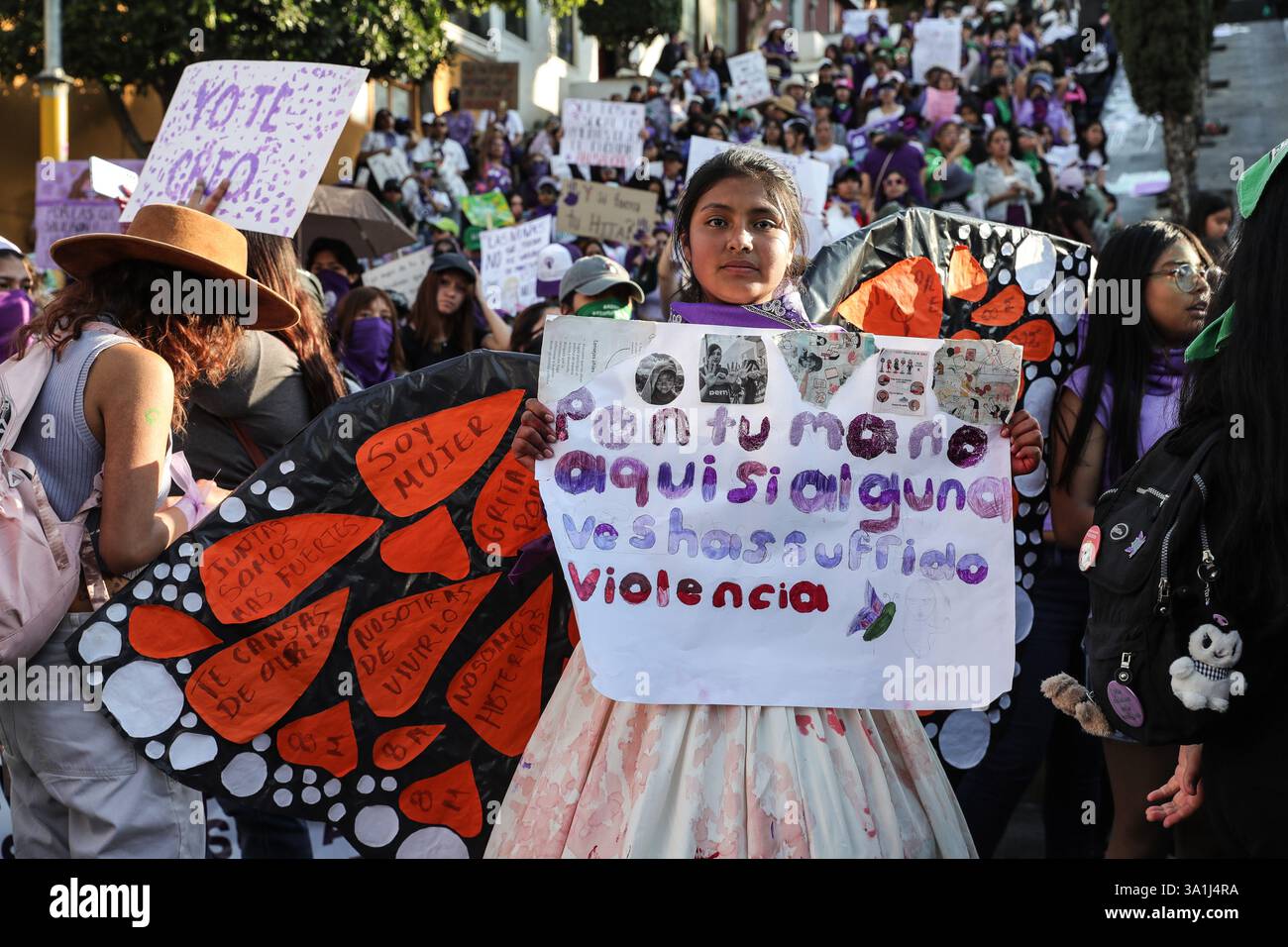 Città del Messico, Messico. 8 marzo 2025. Centinaia di donne si uniscono alla protesta mondiale contro la violenza di genere, marciando sulle strade principali di Tlaxcala in occasione dello sciopero della giornata internazionale della donna. L'8 marzo 2025 in Tlaxcala, Messico. (Foto di Essene Hernandez/ credito: Eyepix Group/Alamy Live News Foto Stock