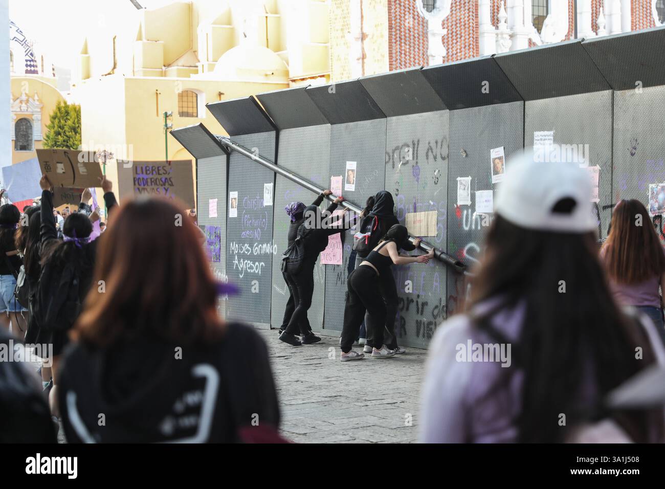 Città del Messico, Messico. 8 marzo 2025. Centinaia di donne si uniscono alla protesta mondiale contro la violenza di genere, marciando sulle strade principali di Tlaxcala in occasione dello sciopero della giornata internazionale della donna. L'8 marzo 2025 in Tlaxcala, Messico. (Foto di Essene Hernandez/ credito: Eyepix Group/Alamy Live News Foto Stock