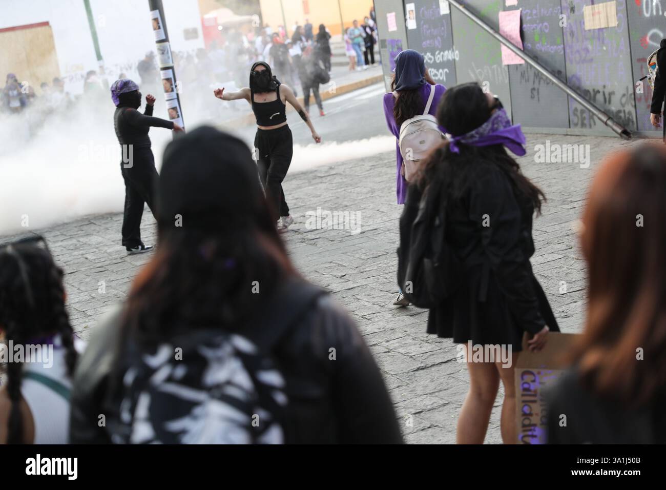 Città del Messico, Messico. 8 marzo 2025. Centinaia di donne si uniscono alla protesta mondiale contro la violenza di genere, marciando sulle strade principali di Tlaxcala in occasione dello sciopero della giornata internazionale della donna. L'8 marzo 2025 in Tlaxcala, Messico. (Foto di Essene Hernandez/ credito: Eyepix Group/Alamy Live News Foto Stock