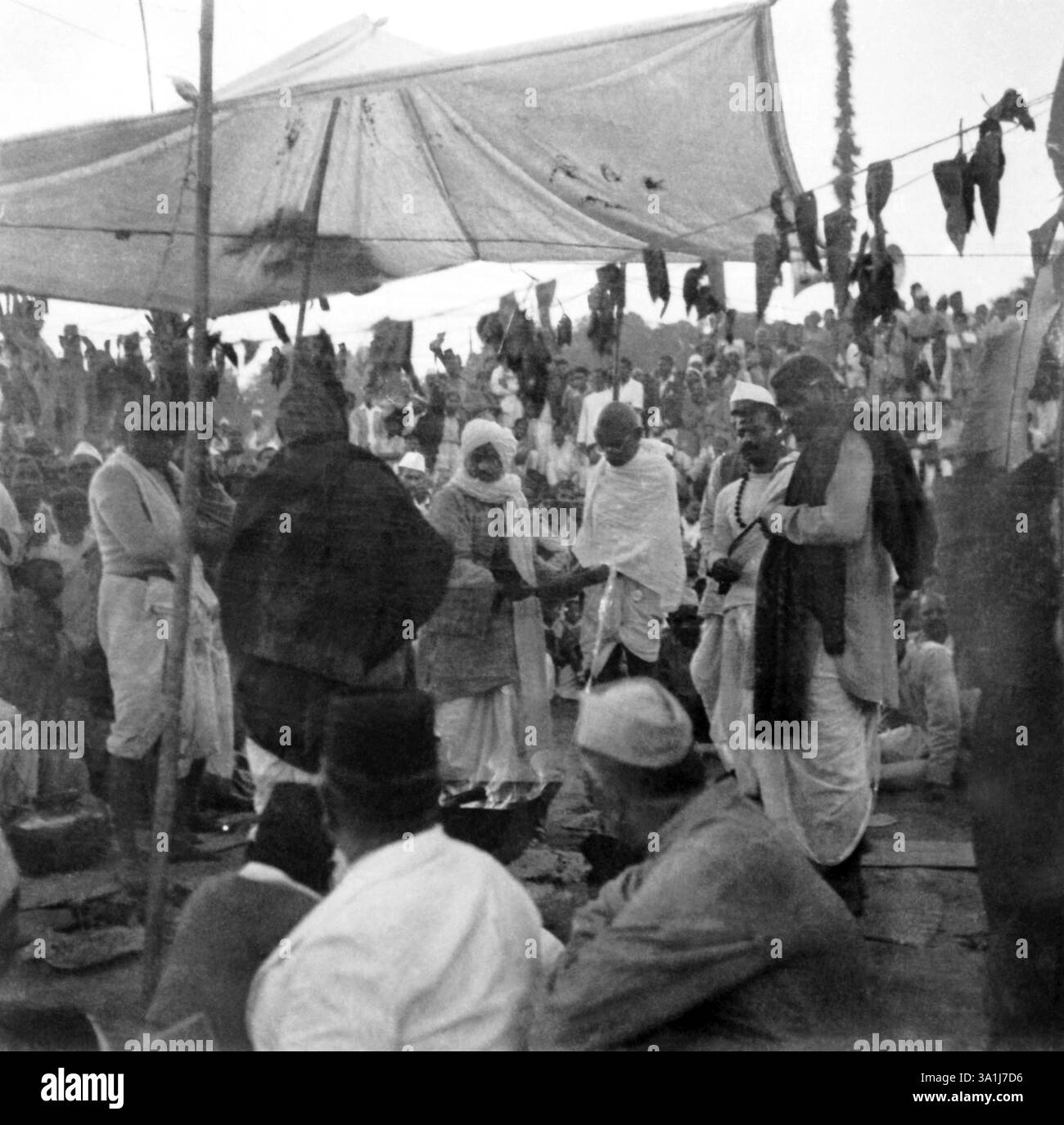 Mahatma Gandhi durante la cerimonia di apertura del Kamla Nehru Memorial Hospital ad Allahabad, 28 febbraio 1941, India NA MR Foto Stock