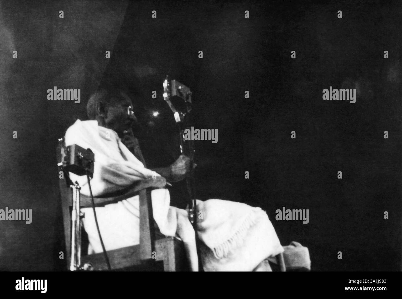 Mahatma Gandhi parla in un mike, 1942, India NA MR Foto Stock