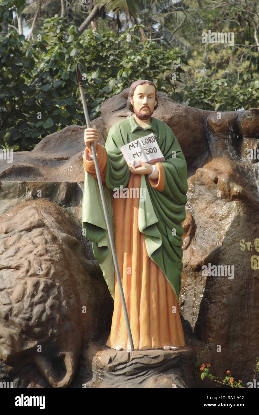 Statua di San Tommaso vicino alla chiesa di Sant'Antonio, Chettikkadu, Kerala, India, Asia Foto Stock