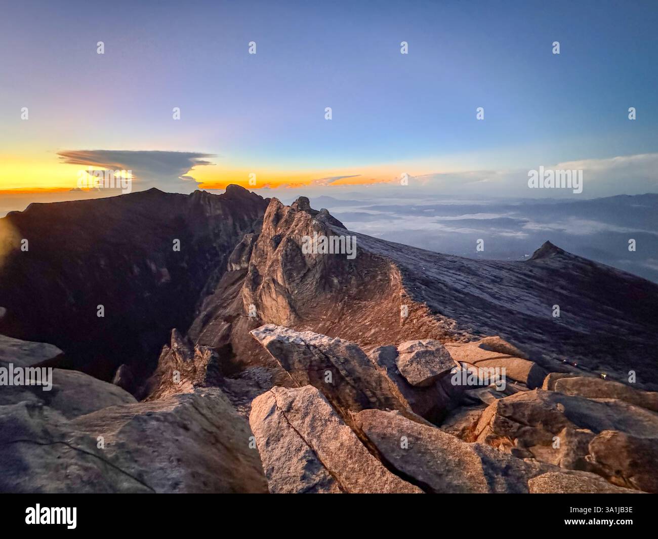 Luce mattutina vicino alla cima del Monte Kinabalu nel Borneo - Immagine stock catturata con smartphone