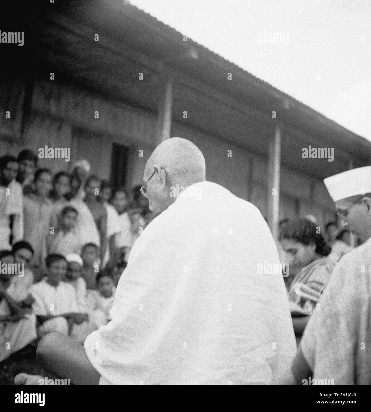 Mahatma Gandhi parla alle persone di Sevagram Ashram, 1945, Pyarelal Nayar, India NA MR Foto Stock