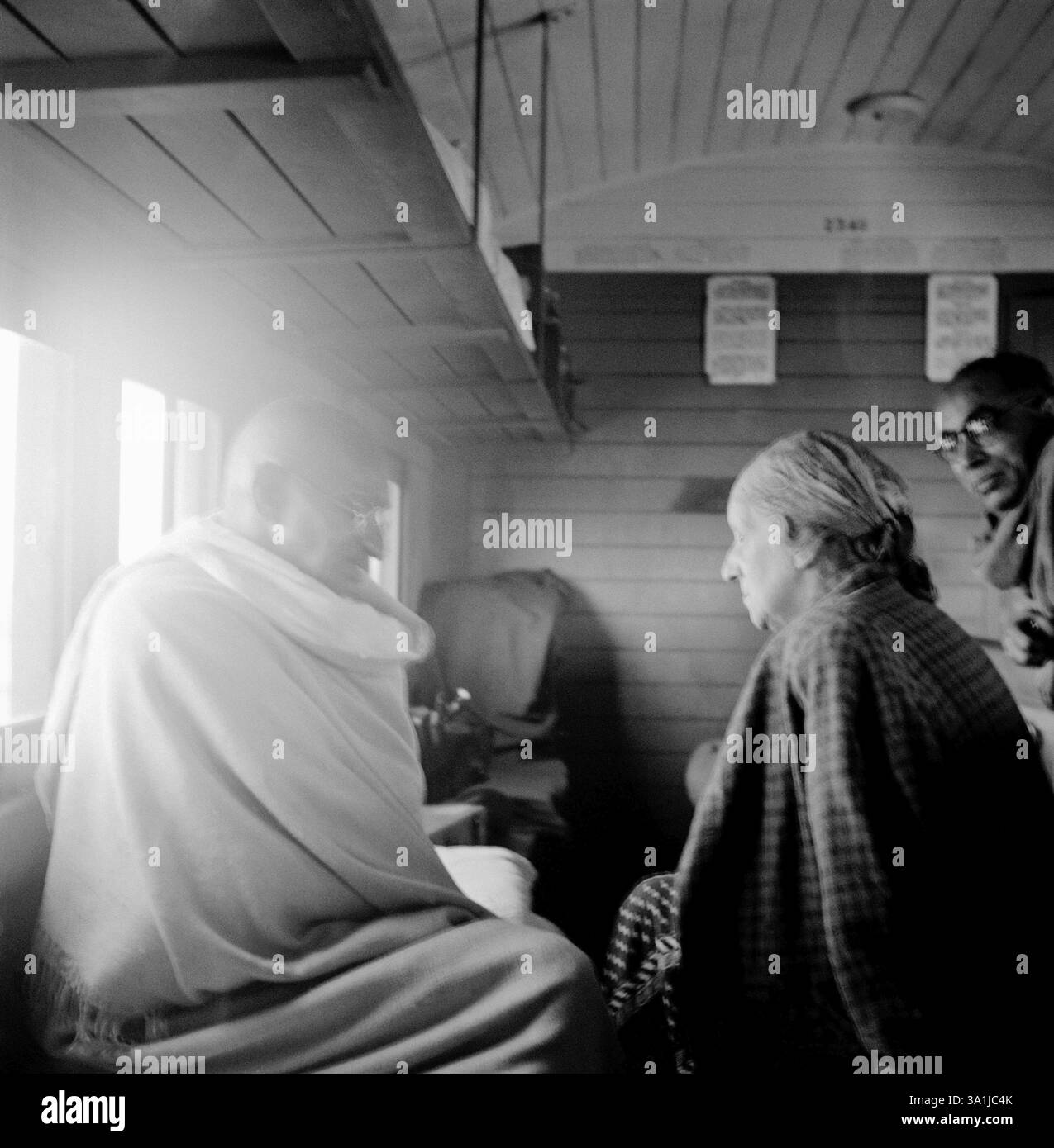 Mahatma Gandhi parla con Agatha Harrison in un compartimento ferroviario, 1946, Pyarelal Nayar NA MR Foto Stock