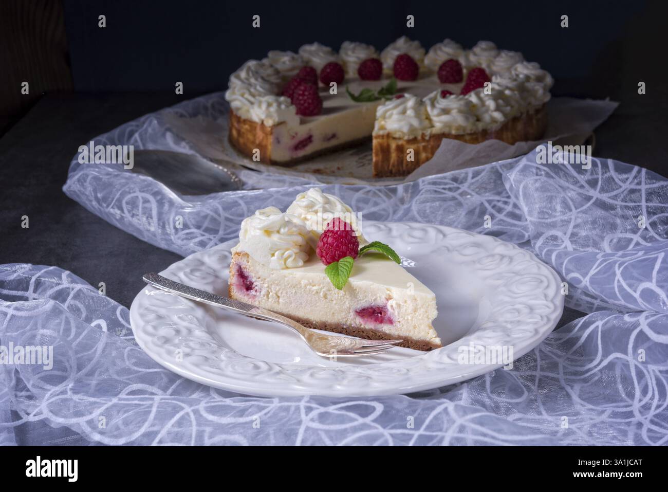 Torta fresca e deliziosa con crema di lamponi Foto Stock