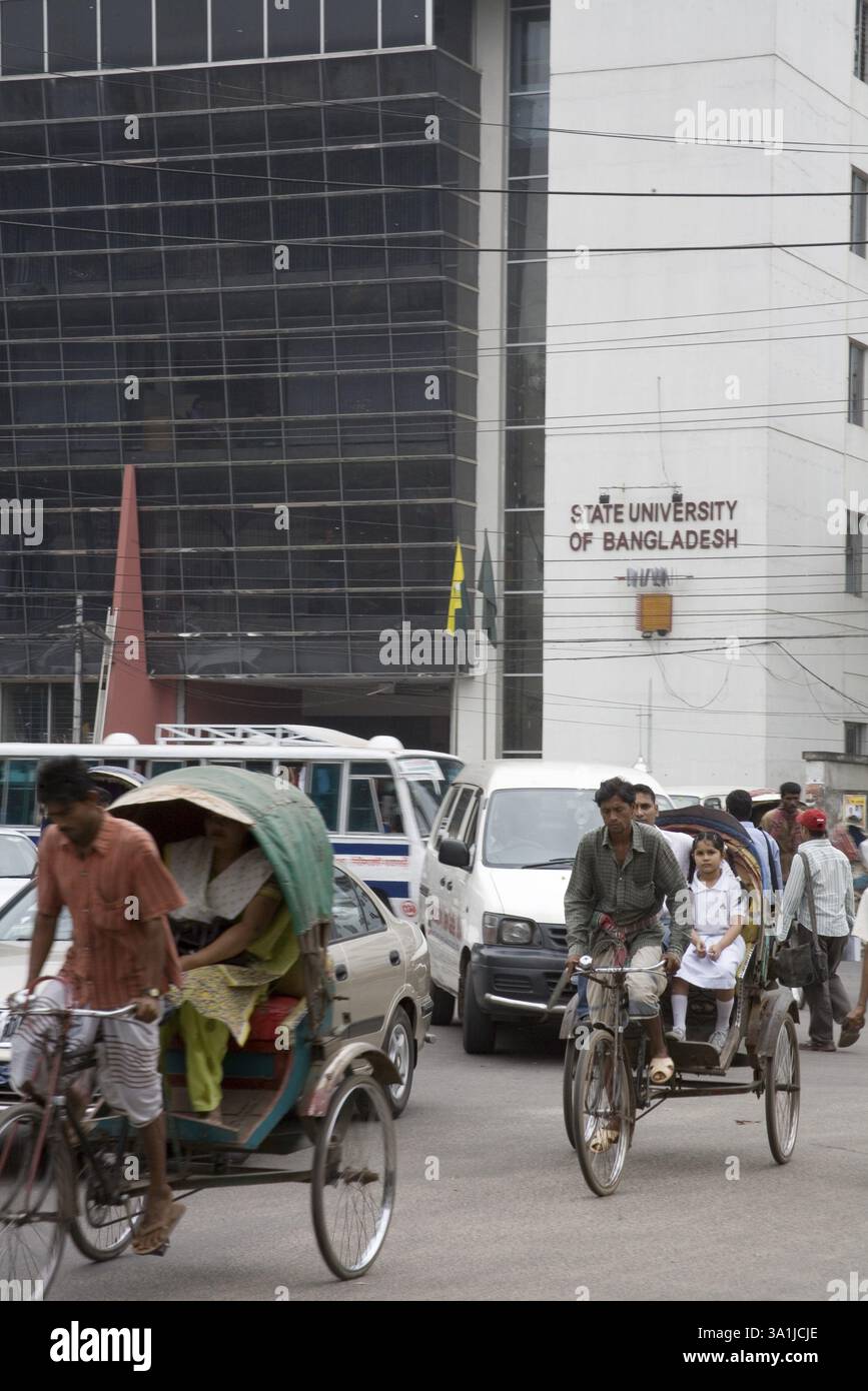 Università statale del Bangladesh costruzione e scena stradale di risciò e automobili, Dacca, Bangladesh, Asia Foto Stock