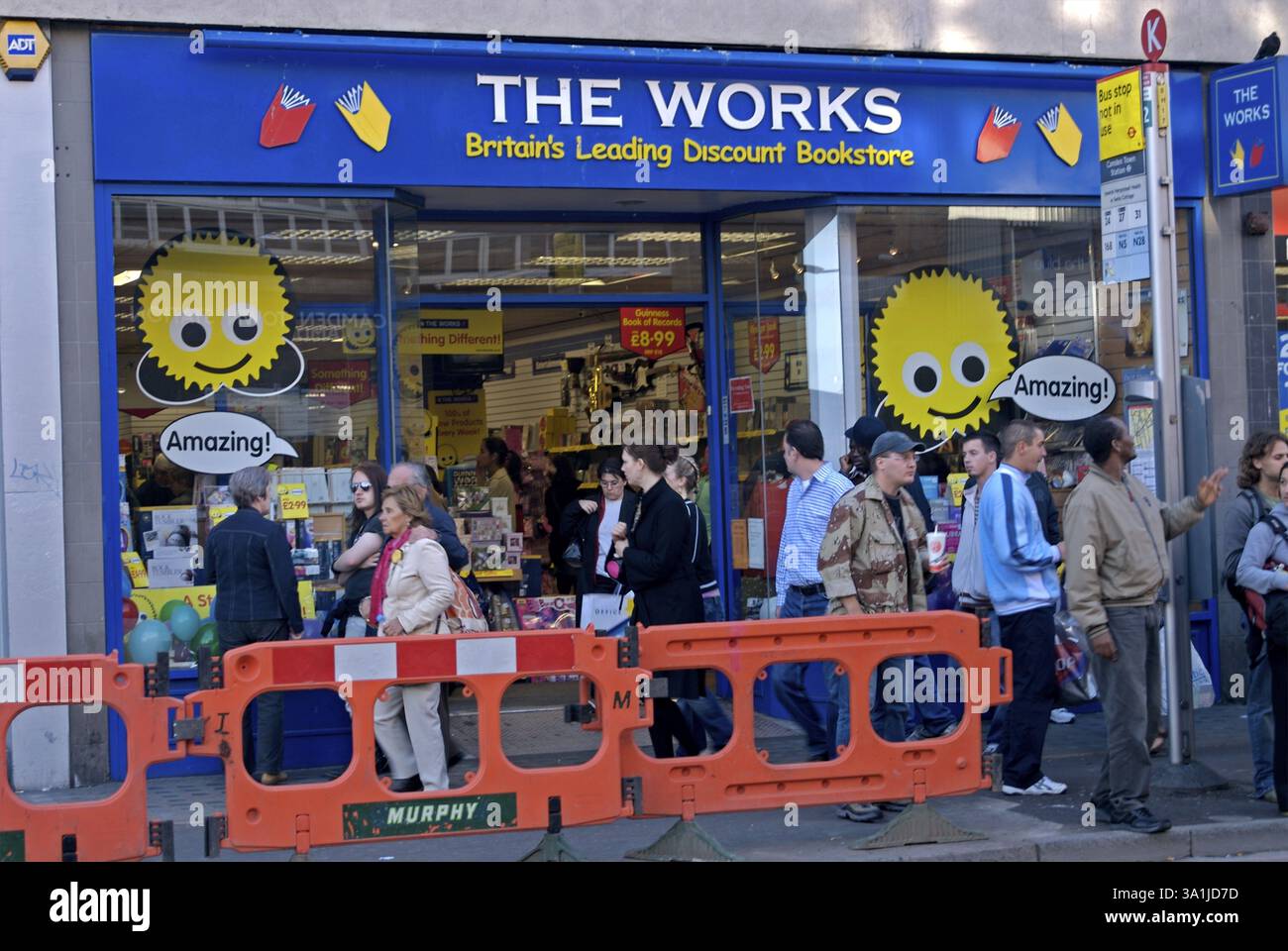 The Works Book store nel mercato cittadino di Camden, Londra, Regno Unito Regno Unito Inghilterra Foto Stock