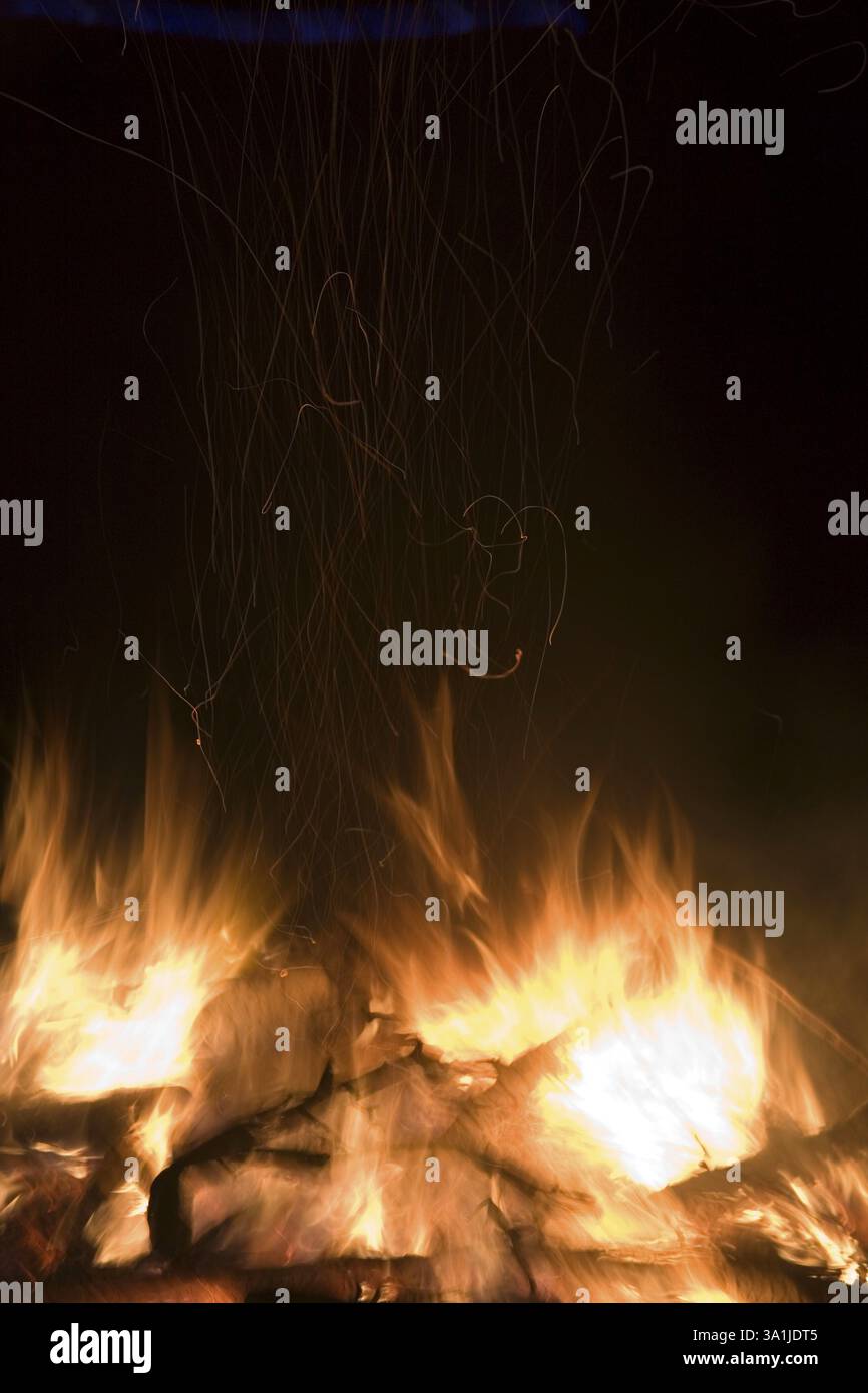 Fuoco di Pasqua fuoco fuoco fuoco caldo festival di fuoco legna bruciare cinque elementi, Salzwedel, Germania, Europa Foto Stock