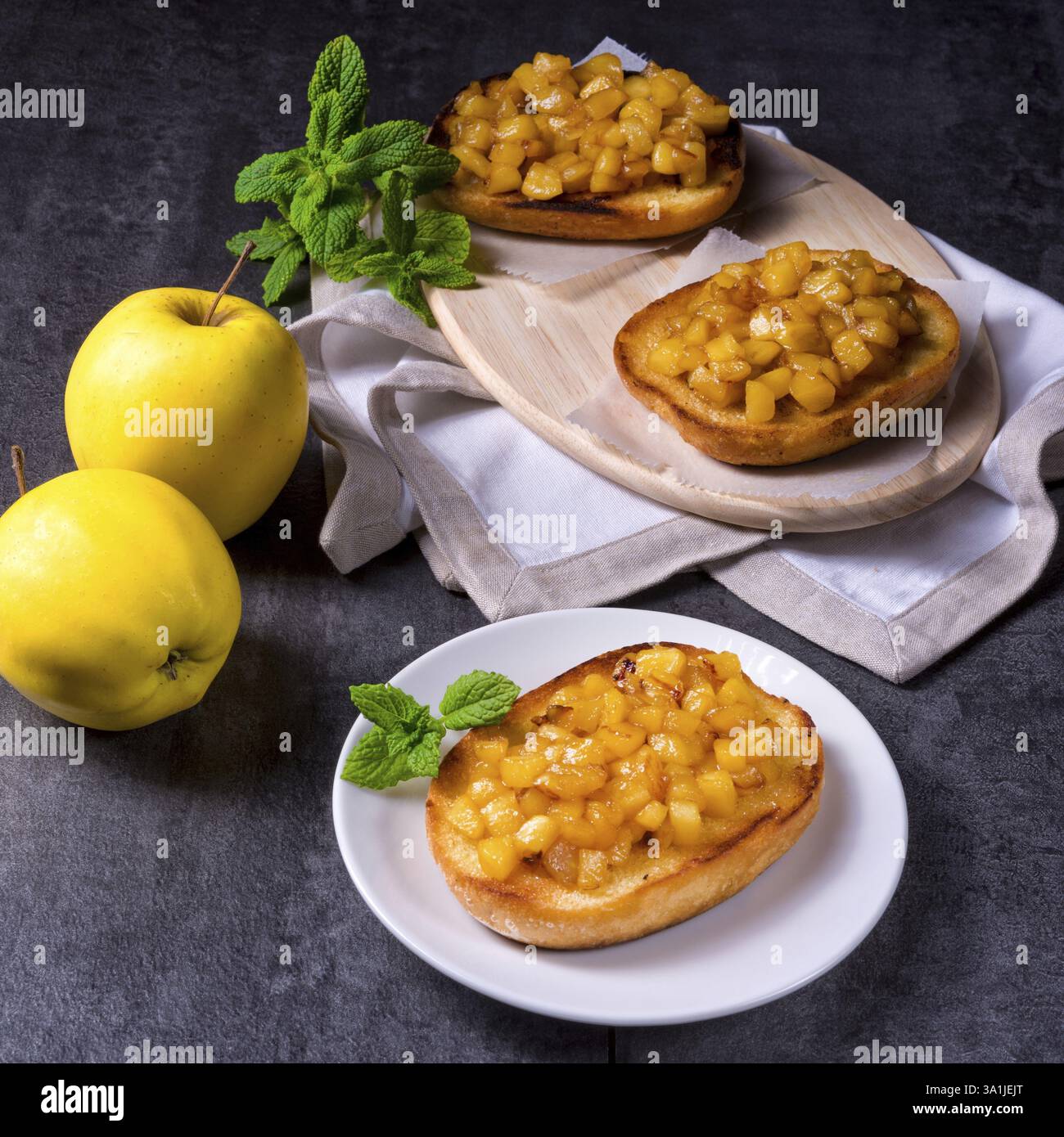 Apple diffusione di frutta con la cannella e la frutta in pezzi Foto Stock