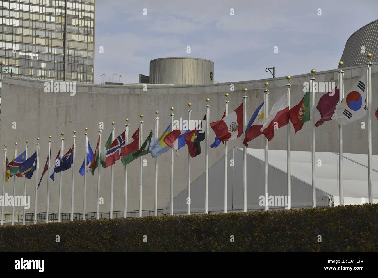 Sede delle Nazioni Unite, East River, Manhattan, una strada di bandiere degli stati membri delle Nazioni Unite accanto a una strada, New York City, New York, USA, Una fila di int Foto Stock