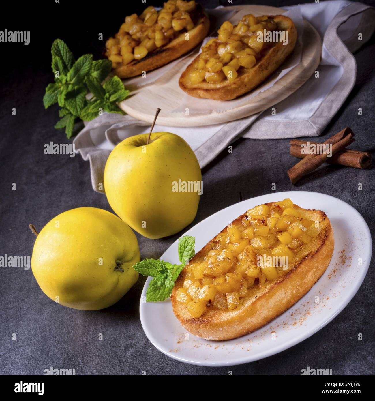 Apple diffusione di frutta con la cannella e la frutta in pezzi Foto Stock