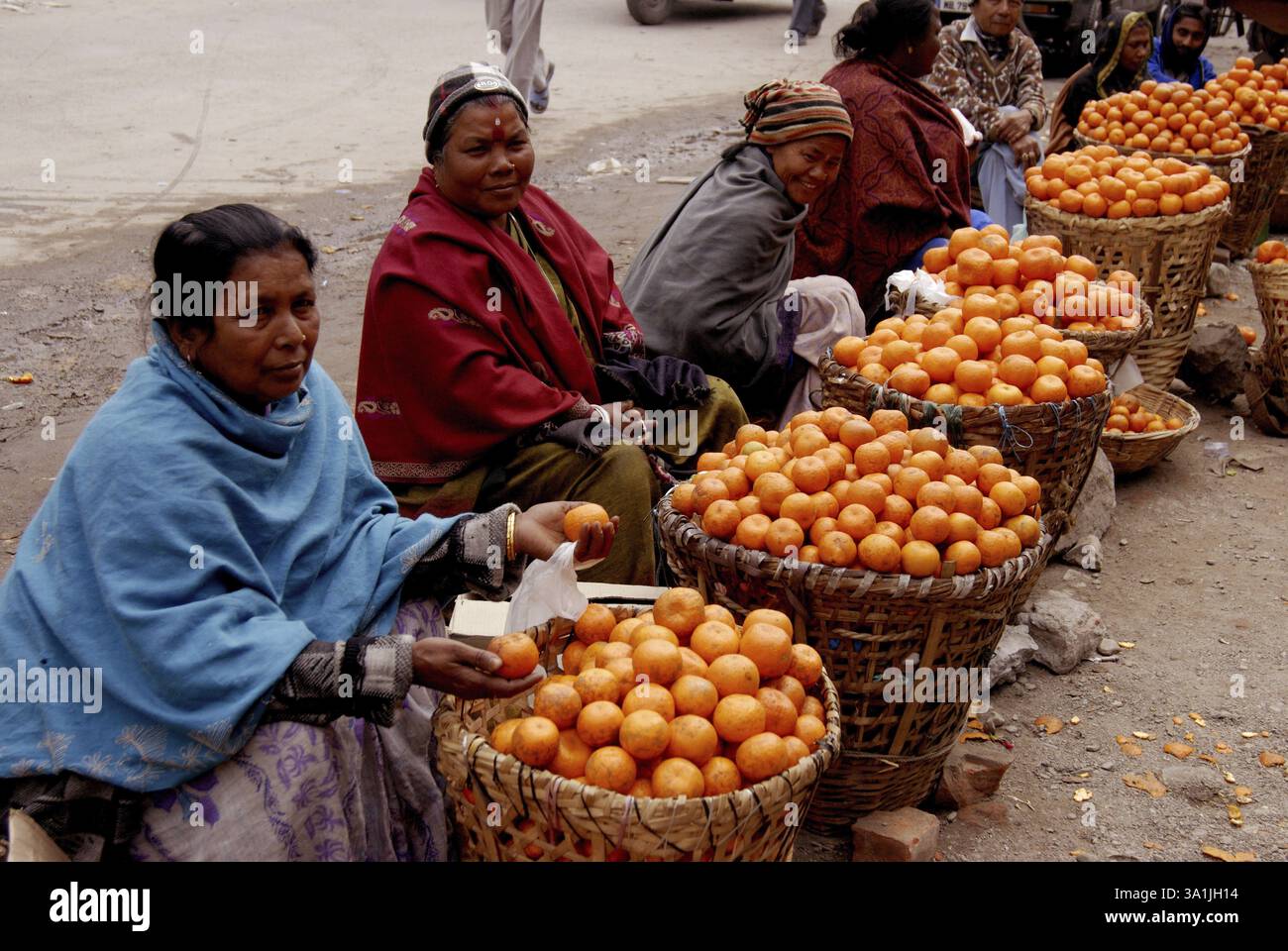Venditori di frutta in strada a Jaigaon, Dist Jalpaiguri, Bengala Occidentale, India, Asia Foto Stock