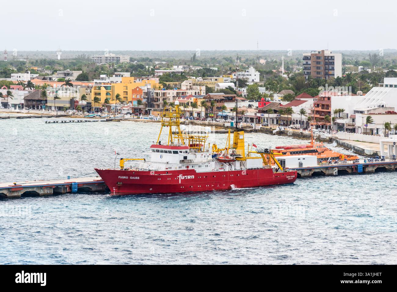 San Miguel de Cozumel, Messico - 4 aprile 2024: Nave da ricerca idrografica e teleferica Fugro Gauss attraccata al terminal delle navi da crociera di Cozumel, Foto Stock