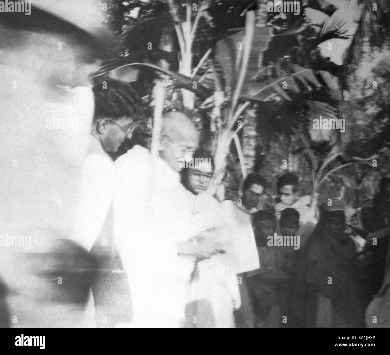 Mahatma Gandhi, camminando con Manu Gandhi e altri nelle rivolte del NAakhali nel Bengala orientale tra musulmani indù Foto Stock