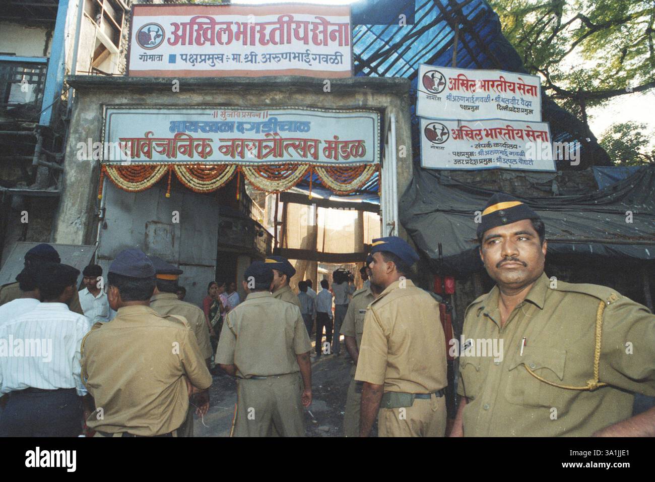 La squadra di polizia di Mumbai è deposta nella residenza di Arun Gawli a Dagadi chawl per il festival Navratri, Bombay Mumbai, Maharashtra, India NA MR Foto Stock