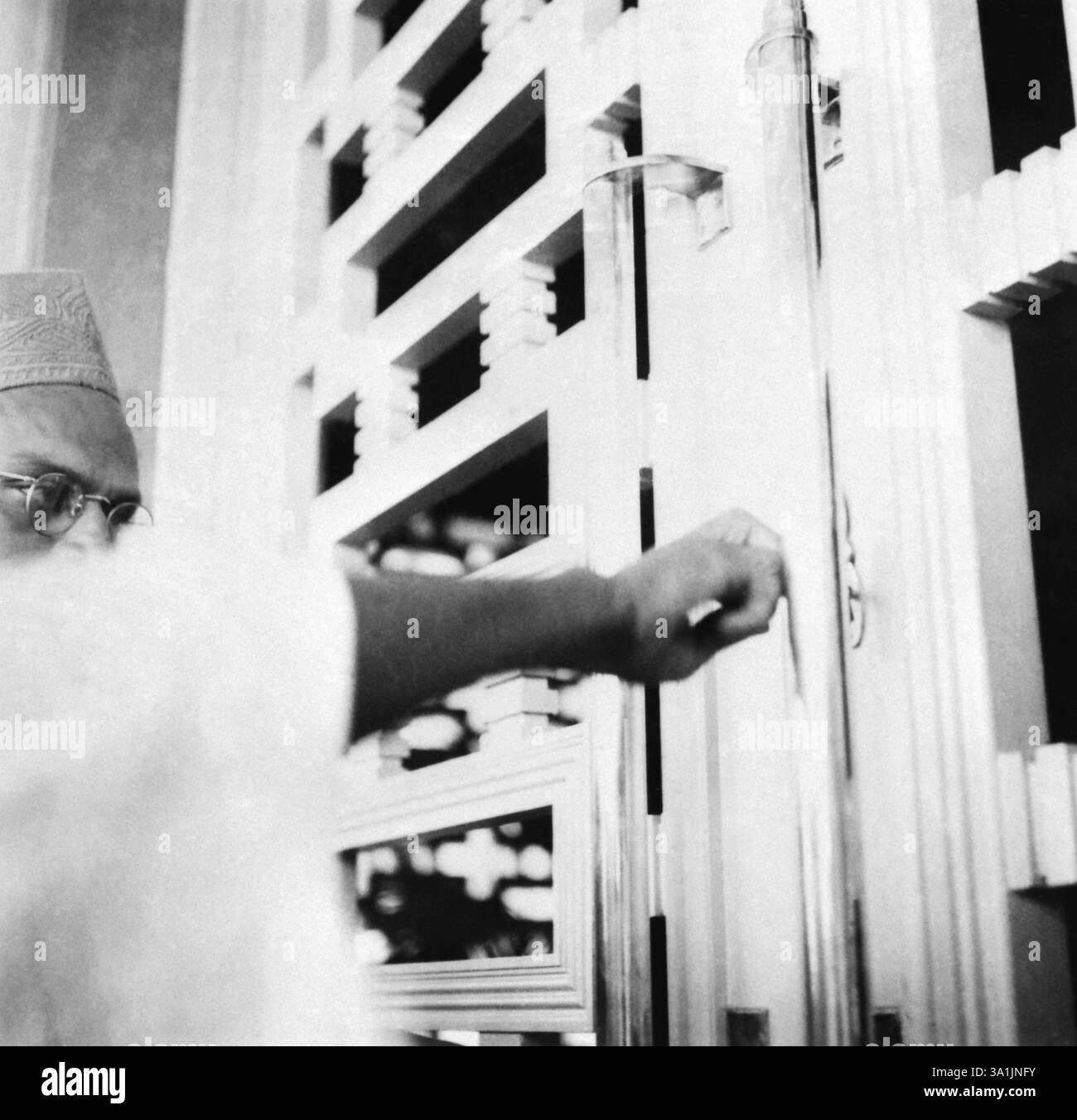 Mahatma Gandhi durante la cerimonia di apertura del Kamla Nehru Memorial Hospital ad Allahabad, 28 febbraio 1941, India NA MR Foto Stock