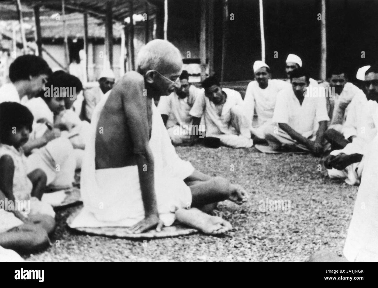 Mahatma Gandhi parla a un gruppo di visitatori a Sevagram Ashram, 1940, India NA MR Foto Stock