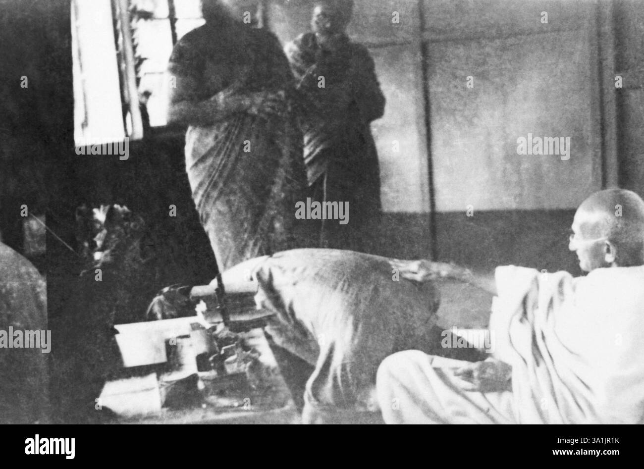 Mahatma Gandhi, interagendo con due donne del gruppo di Dilip Kumar a Peshawar, 1939, India NA MR Foto Stock