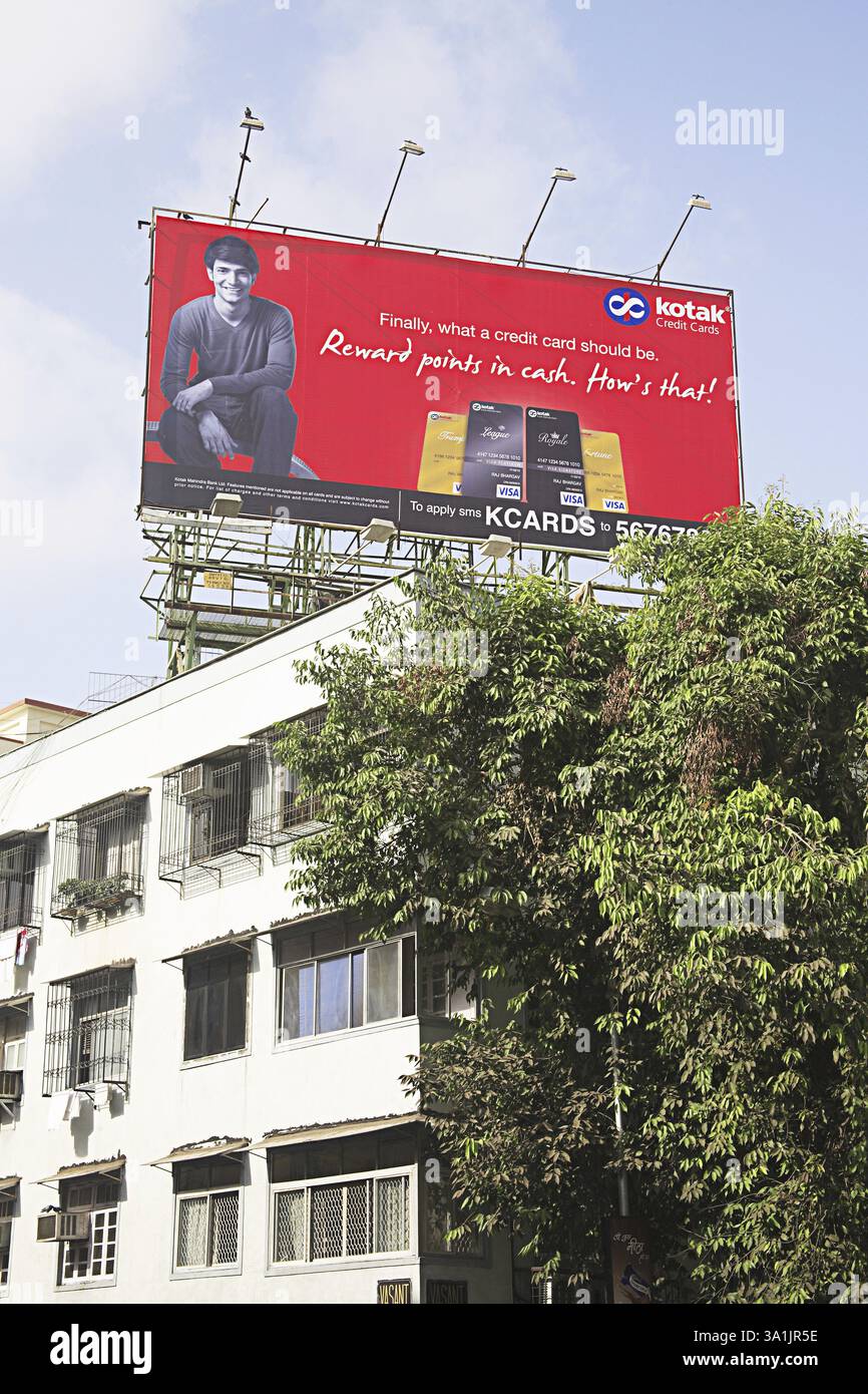 Carte di credito Kotak mahindra in cima alla terrazza dell'edificio, DR. Gopalrao Deshmukh marg, Peddar Road, Grant Road, Bombay Mumbai, Maharashtra, India, Asia Foto Stock