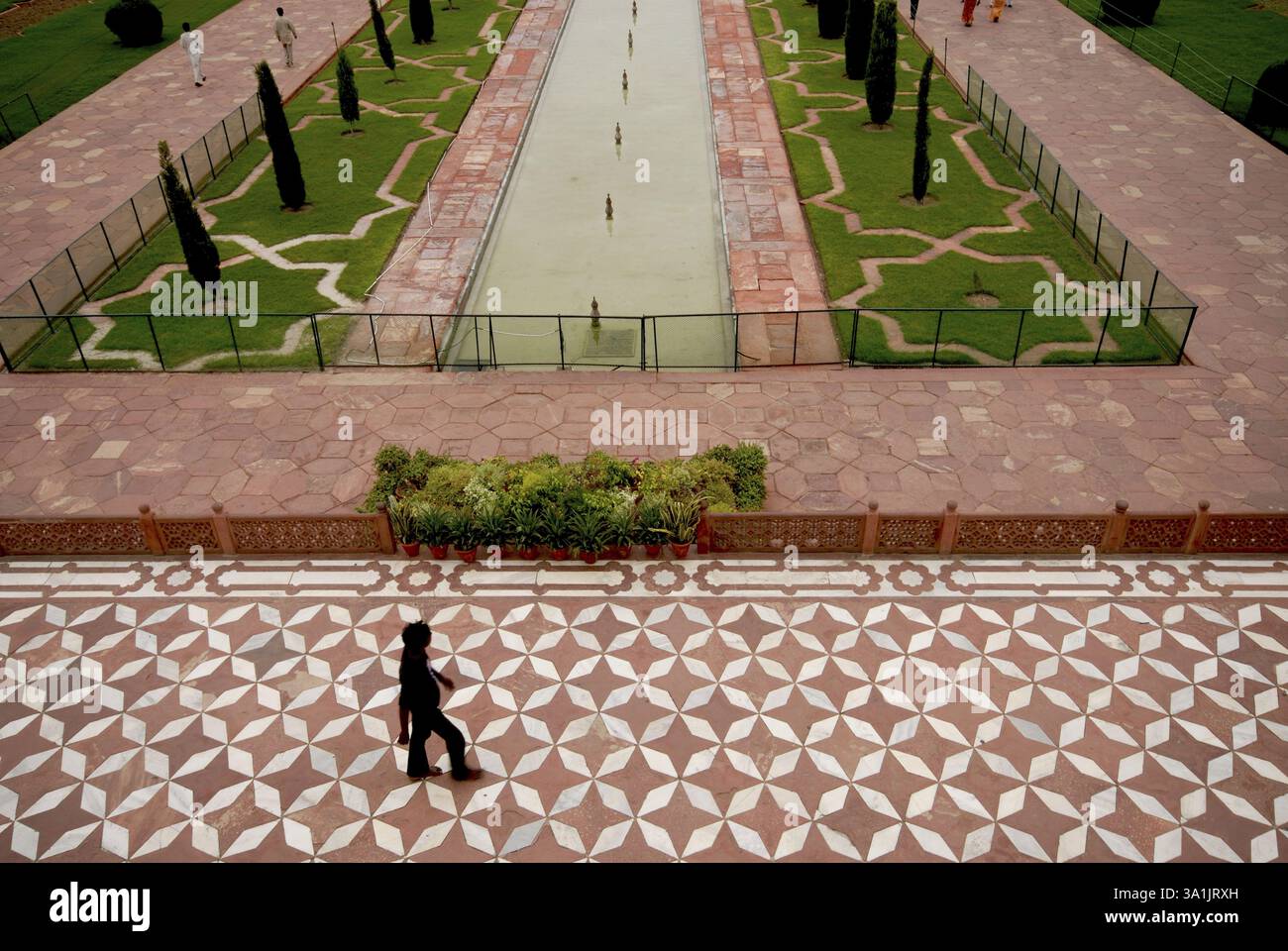 Lo schema del pavimento d'ingresso del Taj mahal, Agra, Uttar Pradesh, India, Asia Foto Stock