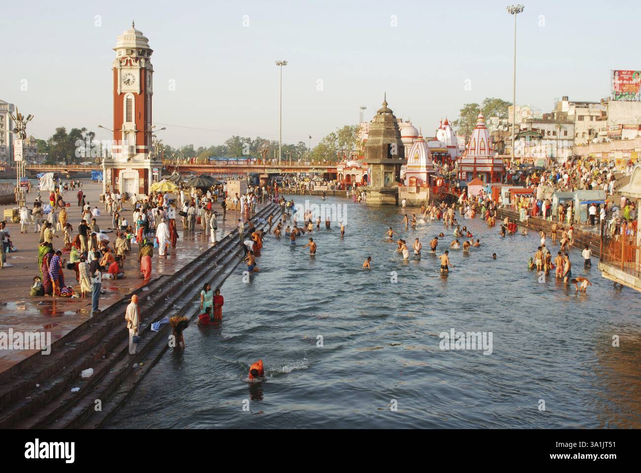 Persone che fanno il bagno sacro a Har Ki Pauri, Haridwar, Uttar Pradesh, India, Asia Foto Stock