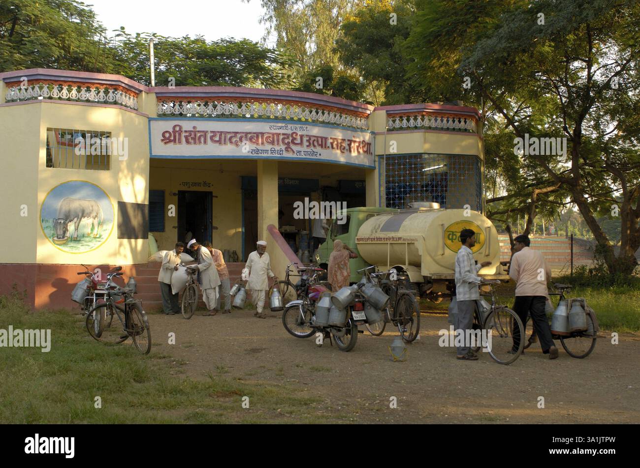 Società cooperativa produttori di latte a Ralegaon Siddhi, vicino a Pune, Maharashtra, India, Asia Foto Stock