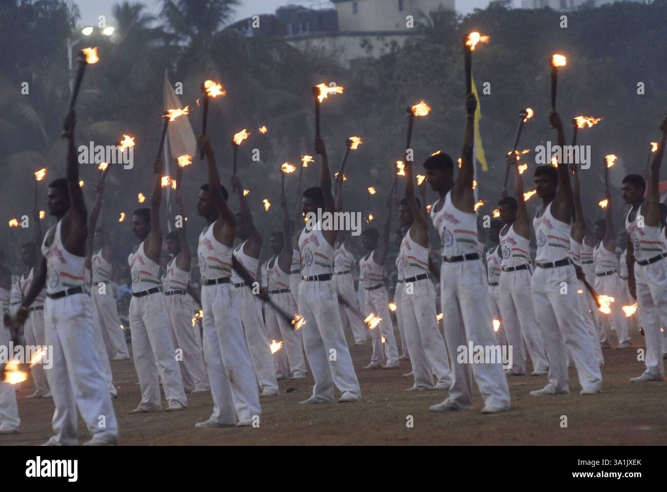 I ballerini si esibiscono con le torce durante lo spettacolo annuale di Mumbai Police Tattoo a Bombay Naw Mumbai, Maharashtra, India, Asia Foto Stock