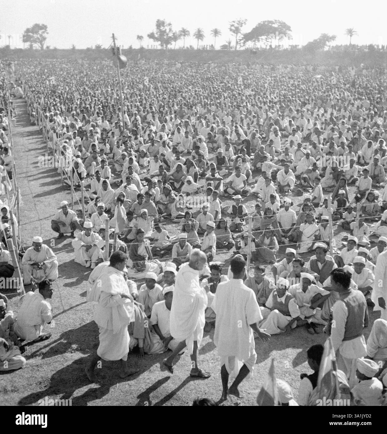 Mahatma Gandhi ad una riunione di massa in Bengala, 1945 NA MR Foto Stock