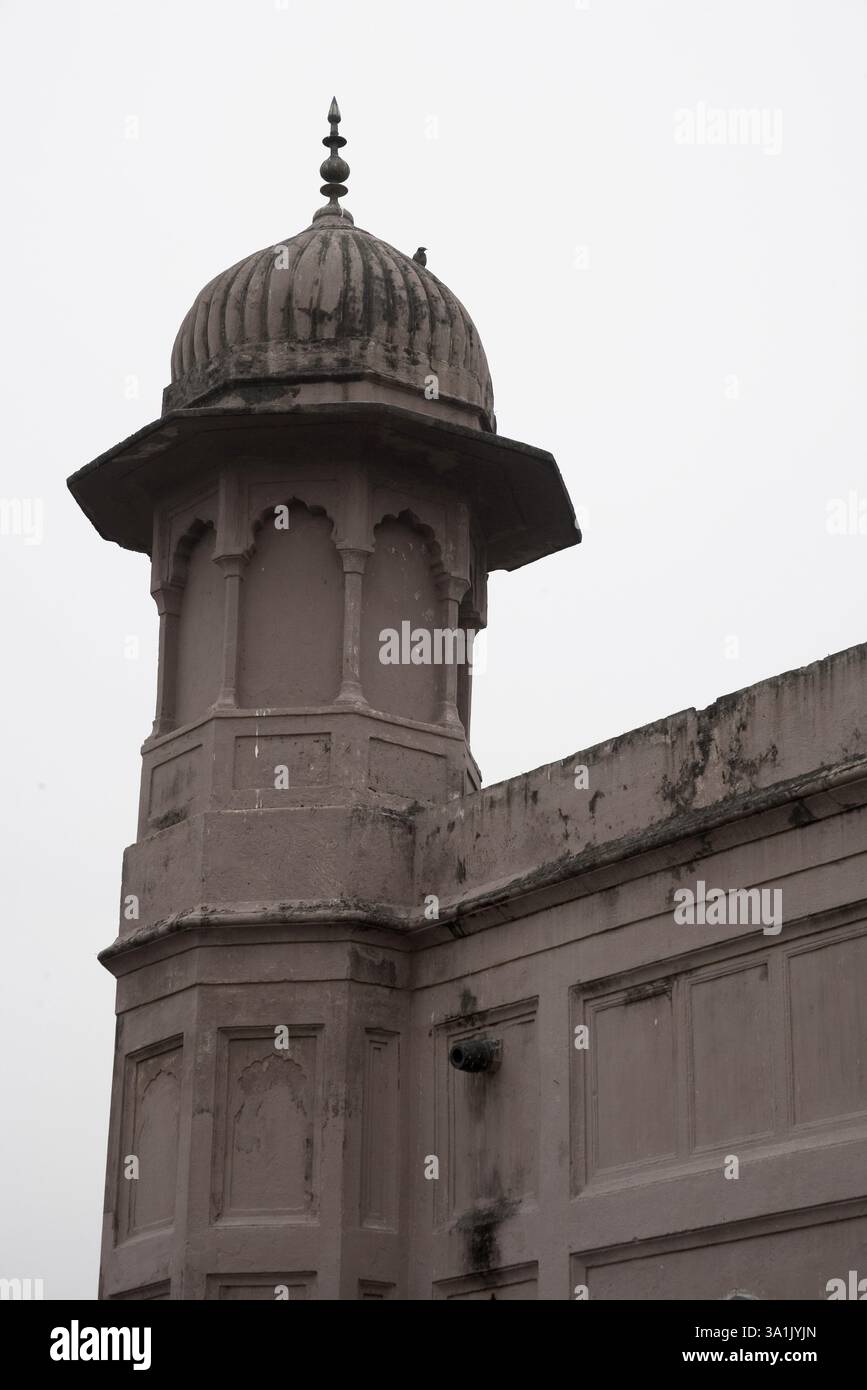 Architettura di stile bangla-musulmano Minar, forte di Lalbagh, Dacca, Bangladesh, Asia Foto Stock