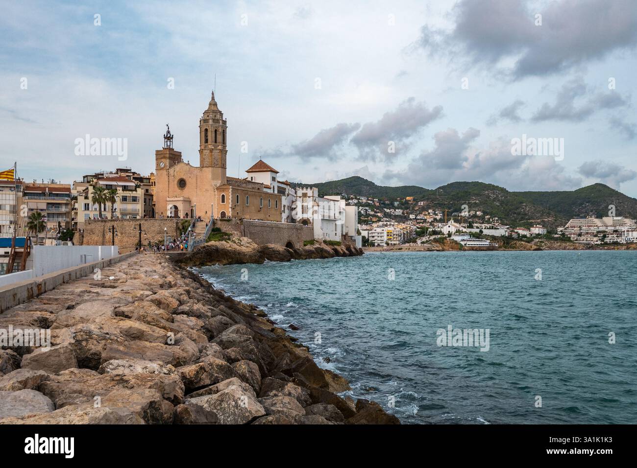 L'iconica chiesa di Sitges sulla costa rocciosa che si affaccia sul Mar Mediterraneo Foto Stock