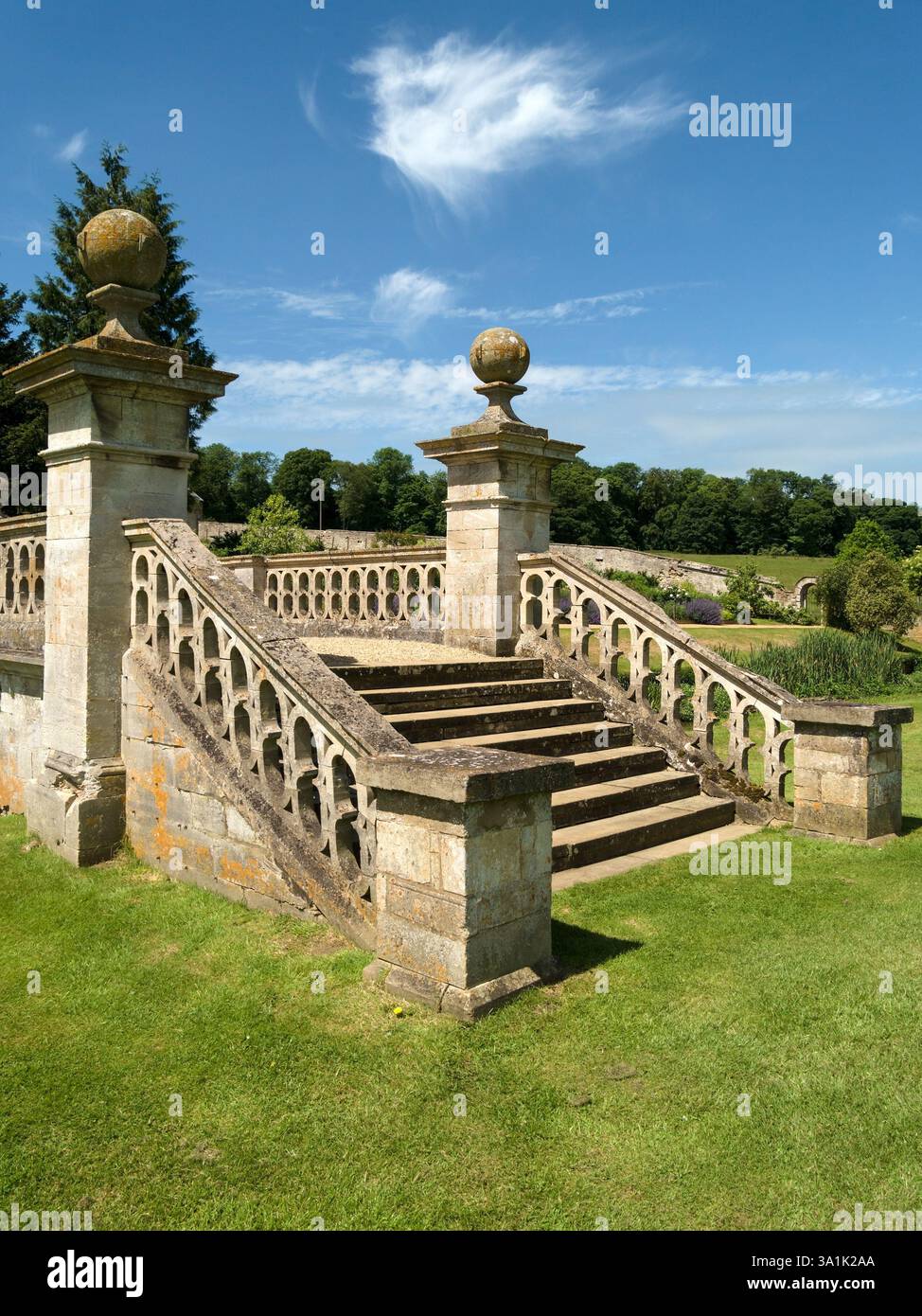 Gradini di pietra, balaustre e pilastri di un ponte ornamentale a Easton Walled Gardens, Grantham, Lincolnshire, Inghilterra, Regno Unito Foto Stock