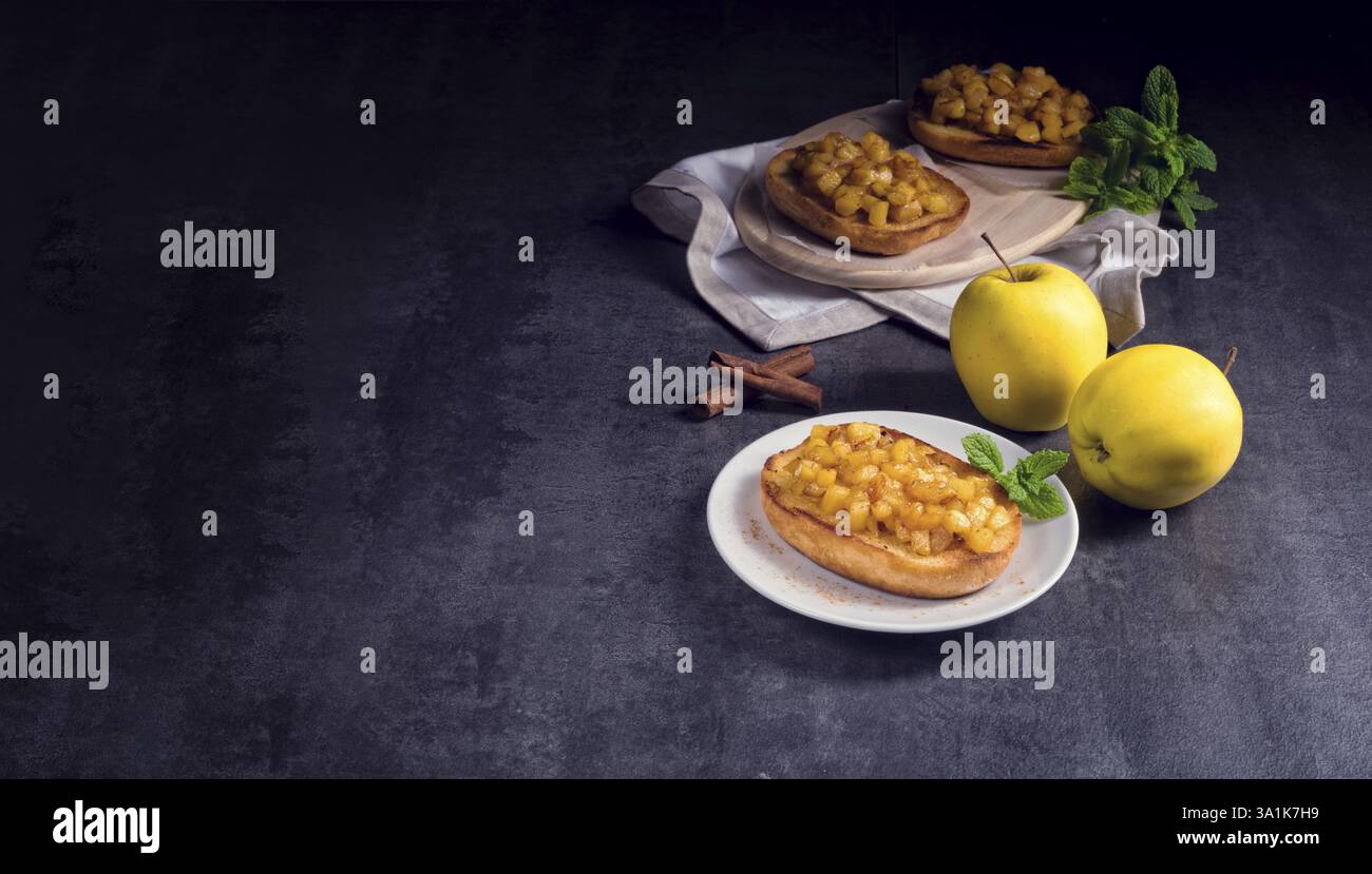 Apple diffusione di frutta con la cannella e la frutta in pezzi Foto Stock