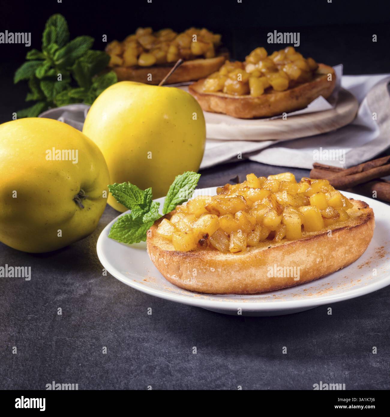 Apple diffusione di frutta con la cannella e la frutta in pezzi Foto Stock