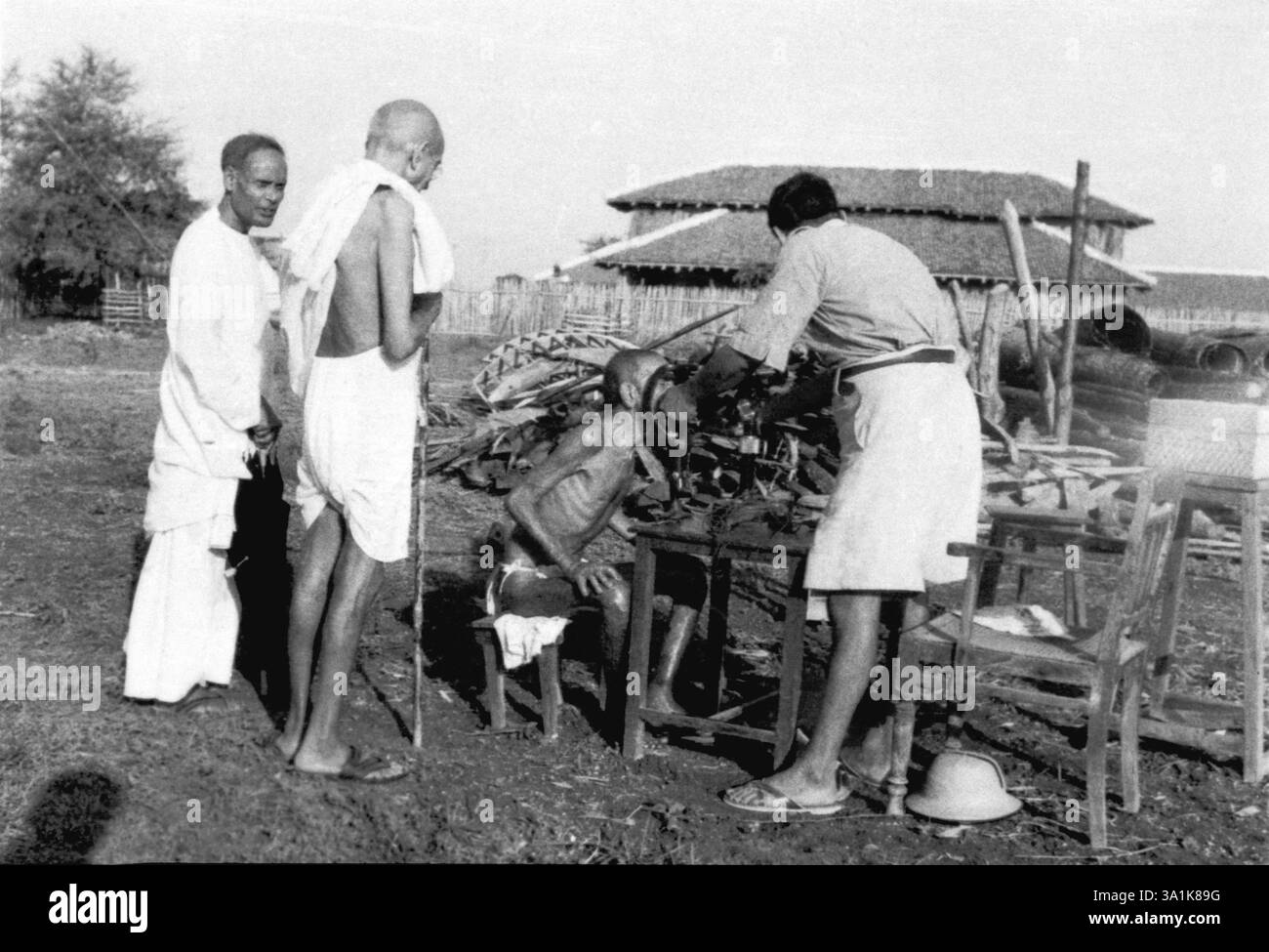 Mahatma Gandhi Observing the Examination of Parshure Shastri by Dr. Das at Sevagram Ashram, 1941 NA MR Foto Stock