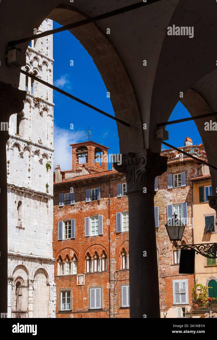 Splendida vista sul centro storico di Lucca dal portico di Piazza San Michele Foto Stock
