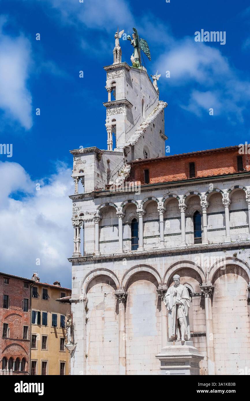 Piazza San Michele in foro monumenti nel centro storico medievale di Lucca Foto Stock