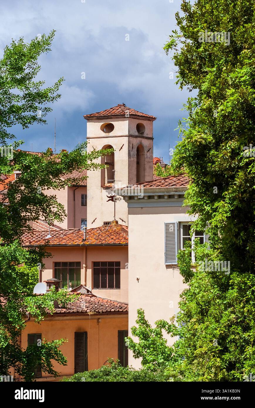 Lucca bellissimo centro storico con l'antico campanile Foto Stock