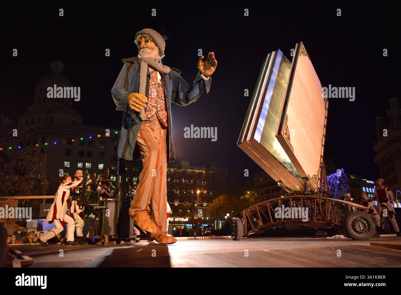 Un enorme burattino prende vita durante uno spettacolare spettacolo di strada a Barcellona. La folla si riunisce per assistere all'impressionante spettacolo teatrale, mescolando Foto Stock