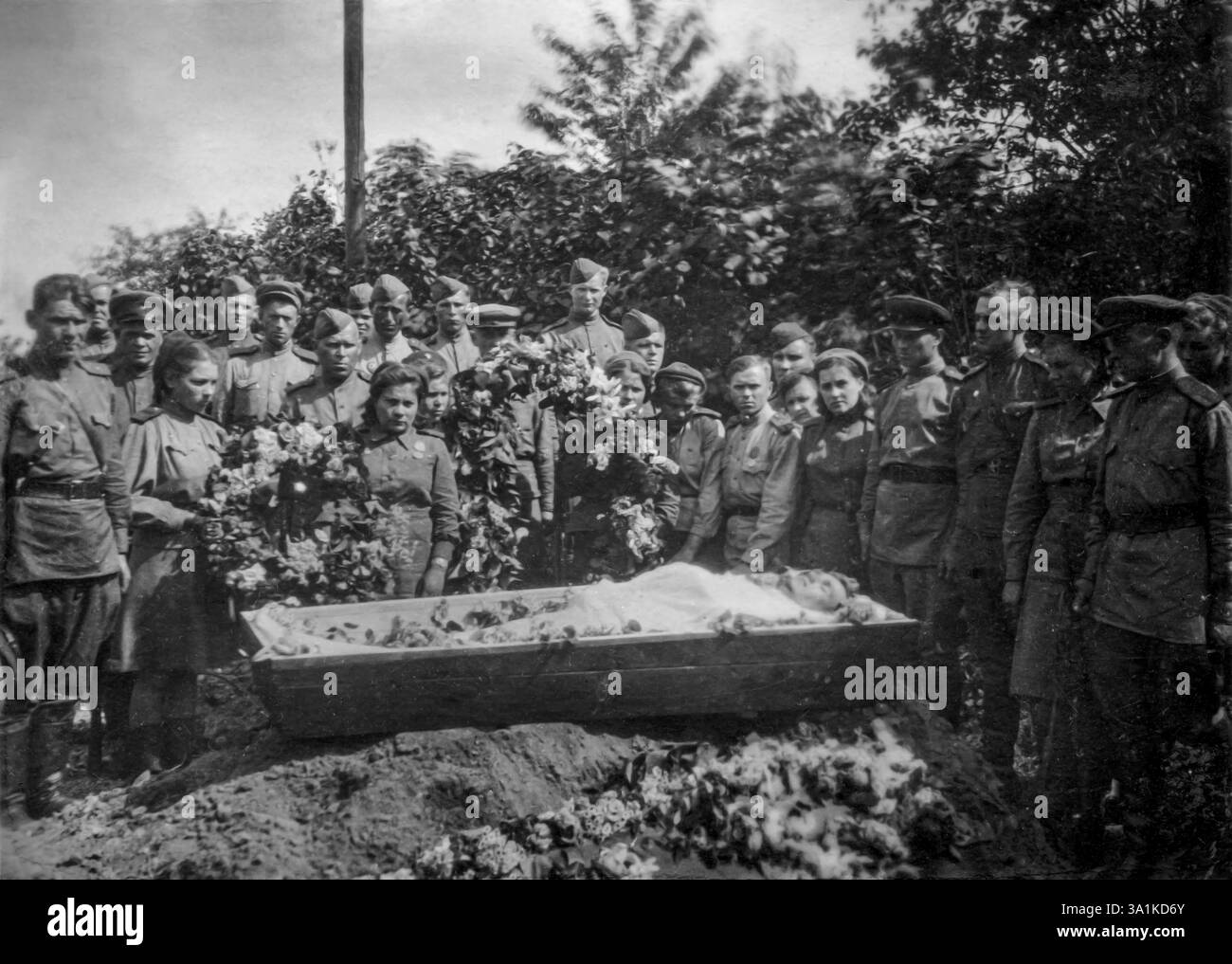 I soldati posano per una foto di gruppo durante una cerimonia funebre a Mosca, URSS. The Badikov Collection / Oedipa Agency. Foto Stock