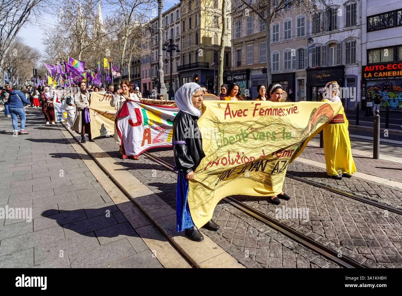 Kurdische Frauen demonstrieren a Marsiglia zum Internationalen Frauentag 20250308am159 Internationaler Frauentag, Marsiglia. Kurdische Frauen Banner, dimostrazione, Empowerment, Fahnen, Freiheit, Frauenbewegung, Frauenrechte, Gemeinschaft, Gerechtigkeit, Gleichberechtigung, gruppo, Hoffnung, Internationalität, Kampf, Kultur, Kundgebung, Menschenrechte, Mut, Parolen, Partei, protesta, slogan, Solidarität, Straßenprotest, Stärke, Tradition, trasparente, Unabhängigkeit, Vielfalt, Widerstand, Wut, Zusammenhalt, Zukunft aktiv, bestimmt, bunt, deutlich, engagiert, entschlossen, farbenfroh, friedli Foto Stock