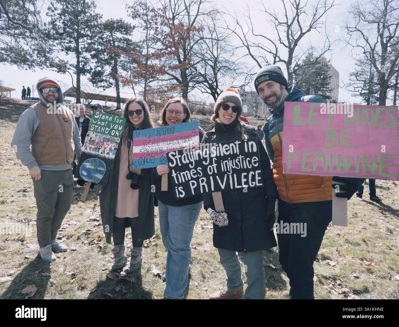 Manifestanti di pari diritti al Rally Internazionale della giornata della donna a Flint Michigan USA, 8 marzo 2025 Foto Stock